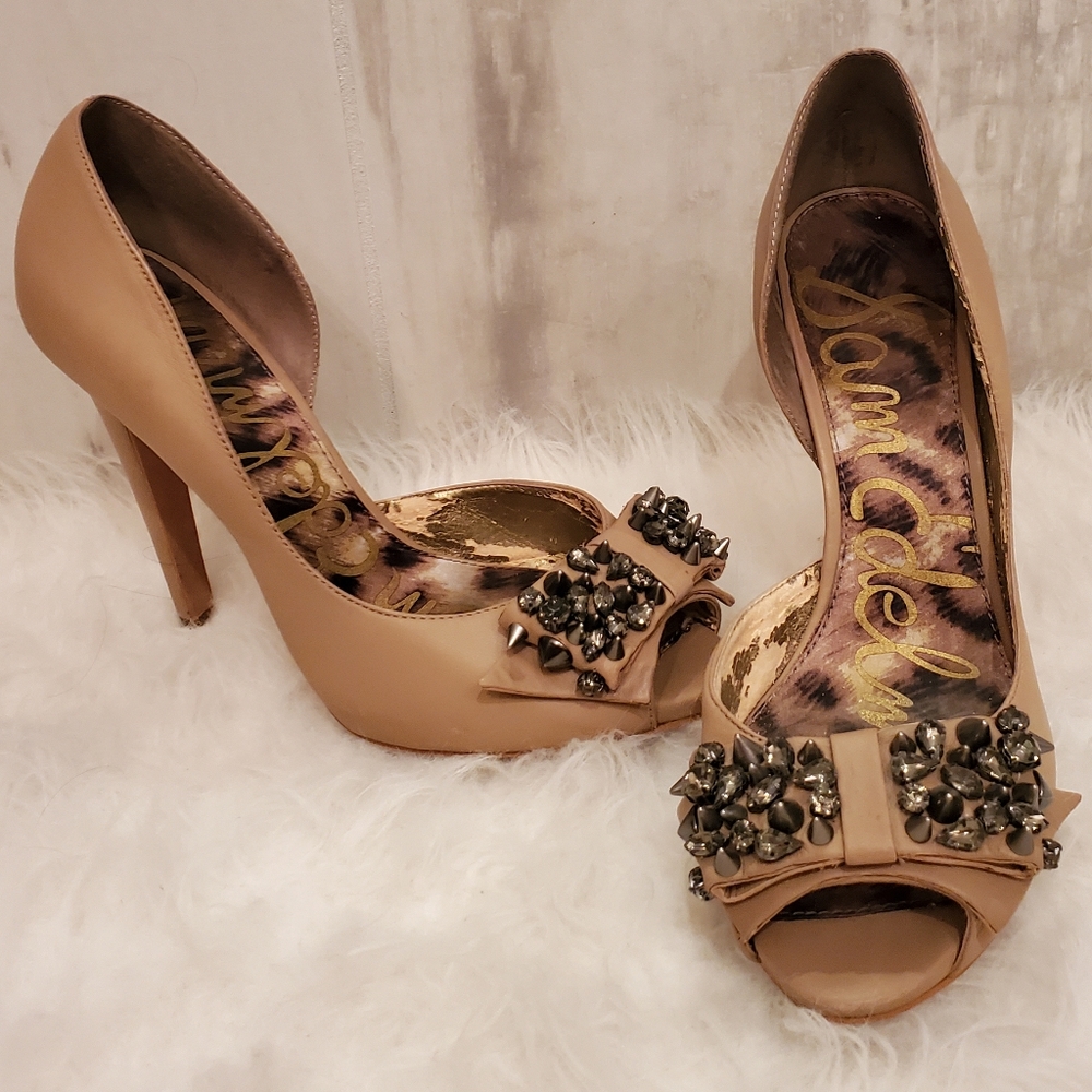 Cute Nude Heels w/Studded Bow